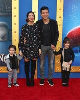 los angeles, 3 de diciembre - dominic lopez, courtney laine mazza, mario lopez, francesca lopez en el estreno de sing en microsoft theater el 3 de diciembre de 2016 en los angeles, ca foto