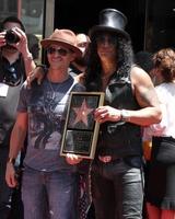 los angeles, 9 de julio - clifton collins jr, slash en la ceremonia del paseo de la fama de hollywood para slash en hard rock cafe en hollywood y highland el 9 de julio de 2012 en los angeles, ca foto