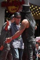 los angeles, 9 de julio - charlie sheen, slash en la ceremonia del paseo de la fama de hollywood para slash en hard rock cafe en hollywood y highland el 9 de julio de 2012 en los angeles, ca foto