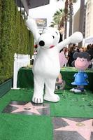 los angeles, 2 de noviembre - snoopy en la ceremonia del paseo de la fama de hollywood de snoopy en el paseo de la fama de hollywood el 2 de noviembre de 2015 en los angeles, ca foto