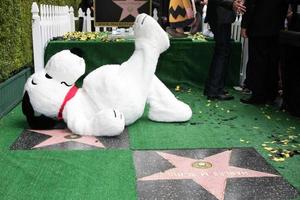 los angeles, 2 de noviembre - snoopy en la ceremonia del paseo de la fama de hollywood de snoopy en el paseo de la fama de hollywood el 2 de noviembre de 2015 en los angeles, ca foto