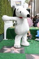 los angeles, 2 de noviembre - snoopy en la ceremonia del paseo de la fama de hollywood de snoopy en el paseo de la fama de hollywood el 2 de noviembre de 2015 en los angeles, ca foto