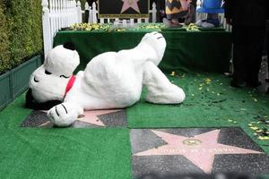 los angeles, 2 de noviembre - snoopy en la ceremonia del paseo de la fama de hollywood de snoopy en el paseo de la fama de hollywood el 2 de noviembre de 2015 en los angeles, ca foto