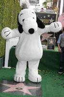 los angeles, 2 de noviembre - snoopy en la ceremonia del paseo de la fama de hollywood de snoopy en el paseo de la fama de hollywood el 2 de noviembre de 2015 en los angeles, ca foto