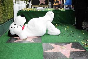 los angeles, 2 de noviembre - snoopy en la ceremonia del paseo de la fama de hollywood de snoopy en el paseo de la fama de hollywood el 2 de noviembre de 2015 en los angeles, ca foto