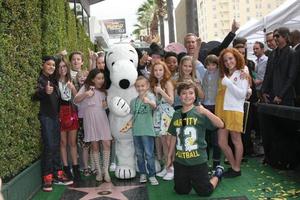 los angeles, 2 de noviembre - snoopy, elenco de voces de la película de cacahuetes en la ceremonia del paseo de la fama de hollywood de snoopy en el paseo de la fama de hollywood el 2 de noviembre de 2015 en los angeles, ca foto