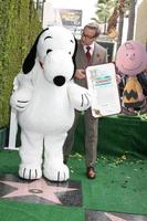 los angeles, 2 de noviembre - snoopy, paul feig en la ceremonia del paseo de la fama de hollywood de snoopy en el paseo de la fama de hollywood el 2 de noviembre de 2015 en los angeles, ca foto