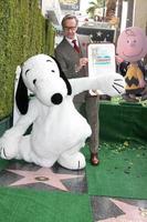 los angeles, 2 de noviembre - snoopy, paul feig en la ceremonia del paseo de la fama de hollywood de snoopy en el paseo de la fama de hollywood el 2 de noviembre de 2015 en los angeles, ca foto