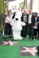 los angeles, 2 de noviembre - paul feig, jean schultz, snoopy, craig schultz, steve martino en la ceremonia del paseo de la fama de snoopy hollywood en el paseo de la fama de hollywood el 2 de noviembre de 2015 en los angeles, ca foto