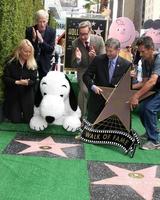 los angeles, 2 de noviembre - snoopy, funcionarios de la cámara, paul feig, craig schultz en la ceremonia del paseo de la fama de hollywood de snoopy en el paseo de la fama de hollywood el 2 de noviembre de 2015 en los angeles, ca foto