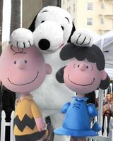 los angeles, 2 de noviembre - charlie brown, snoopy, lucy en la ceremonia del paseo de la fama de hollywood de snoopy en el paseo de la fama de hollywood el 2 de noviembre de 2015 en los angeles, ca foto