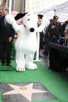 los angeles, 2 de noviembre - snoopy en la ceremonia del paseo de la fama de hollywood de snoopy en el paseo de la fama de hollywood el 2 de noviembre de 2015 en los angeles, ca foto