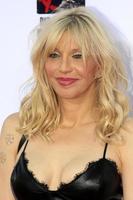 los angeles, sep 6 - courtney love en la proyección de estreno de sons of anarchy en el teatro chino tcl el 6 de septiembre de 2014 en los angeles, ca foto