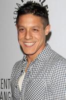 los angeles, 7 de marzo - theo rossi llega al panel de sons of anarchy paleyfest en el teatro saban el 7 de marzo de 2012 en los angeles, ca foto