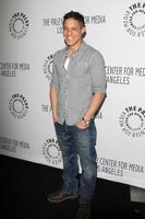 los angeles, 7 de marzo - theo rossi llega al panel de sons of anarchy paleyfest en el teatro saban el 7 de marzo de 2012 en los angeles, ca foto