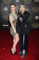 los angeles, 14 de diciembre - billie lourd, carrie fisher en la guerra de las galaxias - el despertar de la fuerza estreno mundial en hollywood y highland el 14 de diciembre de 2015 en los angeles, ca foto