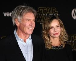 los angeles, 14 de diciembre - harrison ford, calista flockhart en la guerra de las galaxias - el despertar de la fuerza estreno mundial en hollywood y highland el 14 de diciembre de 2015 en los angeles, ca foto