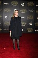 los angeles, 14 de diciembre - julie delpy en la guerra de las galaxias - estreno mundial de la fuerza despierta en hollywood y highland el 14 de diciembre de 2015 en los angeles, ca foto