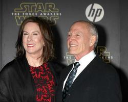 los angeles, 14 de diciembre - kathleen kennedy, frank marshall en la guerra de las galaxias - el despertar de la fuerza estreno mundial en hollywood y highland el 14 de diciembre de 2015 en los angeles, ca foto