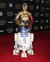 los angeles, 14 de diciembre - r2-d2, c-3po en la guerra de las galaxias - el despertar de la fuerza estreno mundial en hollywood y highland el 14 de diciembre de 2015 en los angeles, ca foto