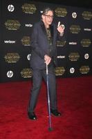 los angeles, 14 de diciembre - peter mayhew at the star wars - the force wakes estreno mundial en hollywood y highland el 14 de diciembre de 2015 en los angeles, ca foto