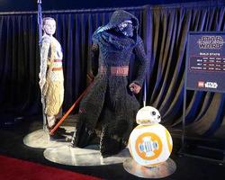 los angeles, 14 de diciembre - atmósfera lego de star wars en star wars, estreno mundial de la fuerza despierta en hollywood y highland el 14 de diciembre de 2015 en los angeles, ca foto