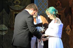 los angeles, 17 de diciembre - andrew porters, caroline ritter en los fanáticos australianos de star wars se casan en una boda con el tema de star wars en el teatro chino tcl el 17 de diciembre de 2015 en los angeles, ca foto