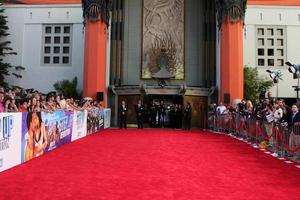 los angeles, 17 de julio - el exterior del teatro chino de grauman llega al estreno de step up revolution en el teatro chino de grauman el 17 de julio de 2012 en los angeles, ca foto