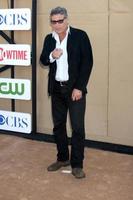 los angeles, 29 de julio - steven bauer llega a la fiesta de verano cbs tca 2013 en un lugar privado el 29 de julio de 2013 en beverly hills, ca foto