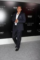 los angeles, 7 de agosto - steven bauer llega al estreno mundial de elysium en el teatro del pueblo el 7 de agosto de 2013 en westwood, ca foto