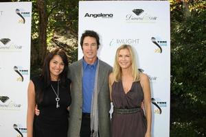 los angeles, 16 de octubre - devin devasquez, ronn moss, katherine kelly lang llegando a los premios 2011 stuntwomen en el centro cultural skirball el 16 de octubre de 2011 en los angeles, ca foto