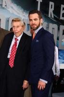 los angeles, 14 de mayo - sumner redstone, chris pine llega al estreno de star trek into dark los angeles en el dolby theater el 14 de mayo de 2013 en los angeles, ca foto