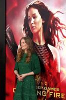 los angeles, 18 de noviembre - suzanne collins en el estreno de los juegos del hambre - en llamas en el teatro nokia el 18 de noviembre de 2013 en los angeles, ca foto