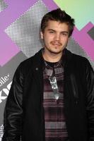 los angeles, 20 de abril - emile hirsch llegando al lanzamiento del nuevo t-mobile sidekick 4g en el edificio old robinson may el 20 de abril de 2011 en beverly hills, ca foto