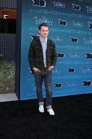 los angeles, 12 de mayo - elijah wood llega a disney xd s tron - evento de prensa de levantamiento y recepción en disneytoon studios disney television animation el 12 de mayo de 2012 en glendale, ca foto