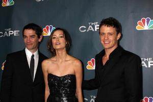 los angeles, 4 de enero - james frain, summer glau, david lyons llega a la fiesta de estreno del cabo en el music box theater el 4 de enero de 2011 en los angeles, ca foto