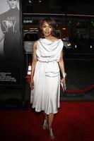 los angeles, 8 de febrero - angela bassett llega al estreno de esto significa guerra en el teatro chino graumans el 8 de febrero de 2012 en los angeles, ca foto