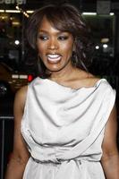 los angeles, 8 de febrero - angela bassett llega al estreno de esto significa guerra en el teatro chino graumans el 8 de febrero de 2012 en los angeles, ca foto