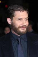 los angeles, 8 de febrero - tom hardy llega al estreno de esto significa guerra en el teatro chino graumans el 8 de febrero de 2012 en los angeles, ca foto