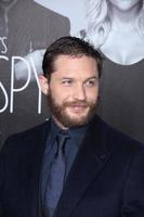 los angeles, 8 de febrero - tom hardy llega al estreno de esto significa guerra en el teatro chino graumans el 8 de febrero de 2012 en los angeles, ca foto