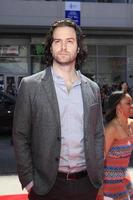 los angeles, 10 de abril - chris d elia llega al estreno de los tres chiflados en el teatro chino graumans el 10 de abril de 2012 en los angeles, ca foto