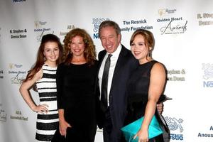 los angeles, 6 de mayo: kaitlyn dever, nancy travis, tim allen y amanda fuller llegan a los premios golden heart de la misión de medianoche de 2013 en el beverly wilshire hotel el 6 de mayo de 2013 en beverly hills, ca foto