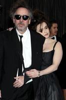 los angeles, 24 de febrero - tim burton, helena bonham carter llega a los 85 premios de la academia presentando los oscar en el dolby theater el 24 de febrero de 2013 en los angeles, ca foto