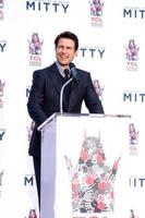 los angeles, 3 de diciembre - tom cruise en la ceremonia de la huella de la mano y la huella de ben stiller en el teatro dolby el 3 de diciembre de 2013 en los angeles, ca foto