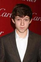 los angeles, 5 de enero - tom holland llega a la gala del festival internacional de cine de palm springs 2013 en el centro de convenciones de palm springs el 5 de enero de 2013 en palm springs, ca foto