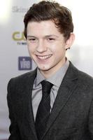 los angeles, 10 de enero - tom holland llega a la 18ª entrega anual de premios de cine de elección de críticos en barker hanger el 10 de enero de 2013 en santa monica, ca foto