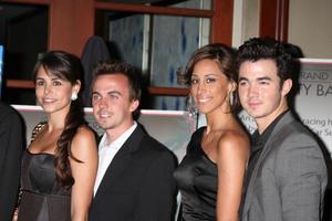 los angeles, 15 de abril - elycia turnbow, frankie muniz, kevin jonas y su esposa danielle asistieron al baile benéfico toyota grand prix 2011 en westin long beach el 15 de abril de 2011 en long beach, ca foto