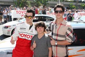 los angeles, 16 de abril - kevin jonas, frankie jonas, nick jonas en la carrera toyota grand prix pro celeb en toyota grand prix track el 16 de abril de 2011 en long beach, ca foto