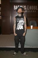 los angeles, 20 de octubre - travis barker en el bookisgning de travis barker en the basnes and noble at the grove el 20 de octubre de 2015 en los angeles, ca foto