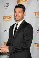 los angeles, 4 de diciembre - eddie cibrian llega a trevor project s 2011 trevor live en hollywood palladium el 4 de diciembre de 2011 en los angeles, ca foto